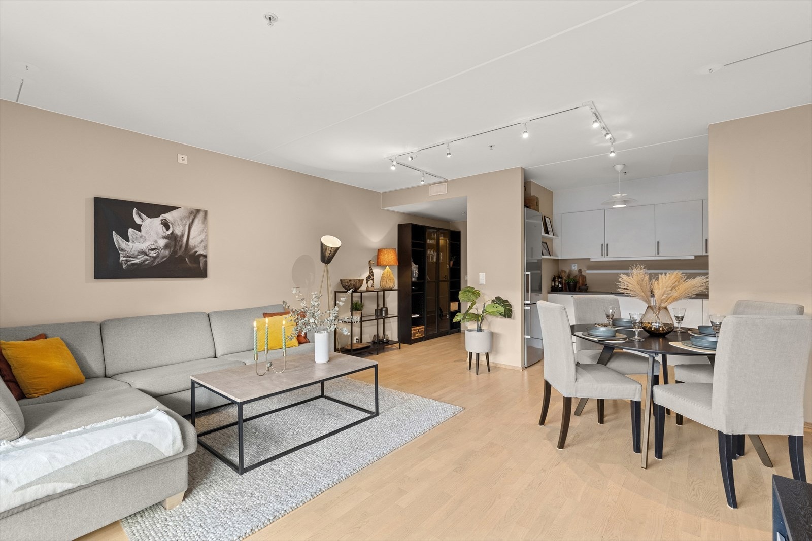 Stuen har en flott planløsning med kjøkken i egen sone. Galleribilde