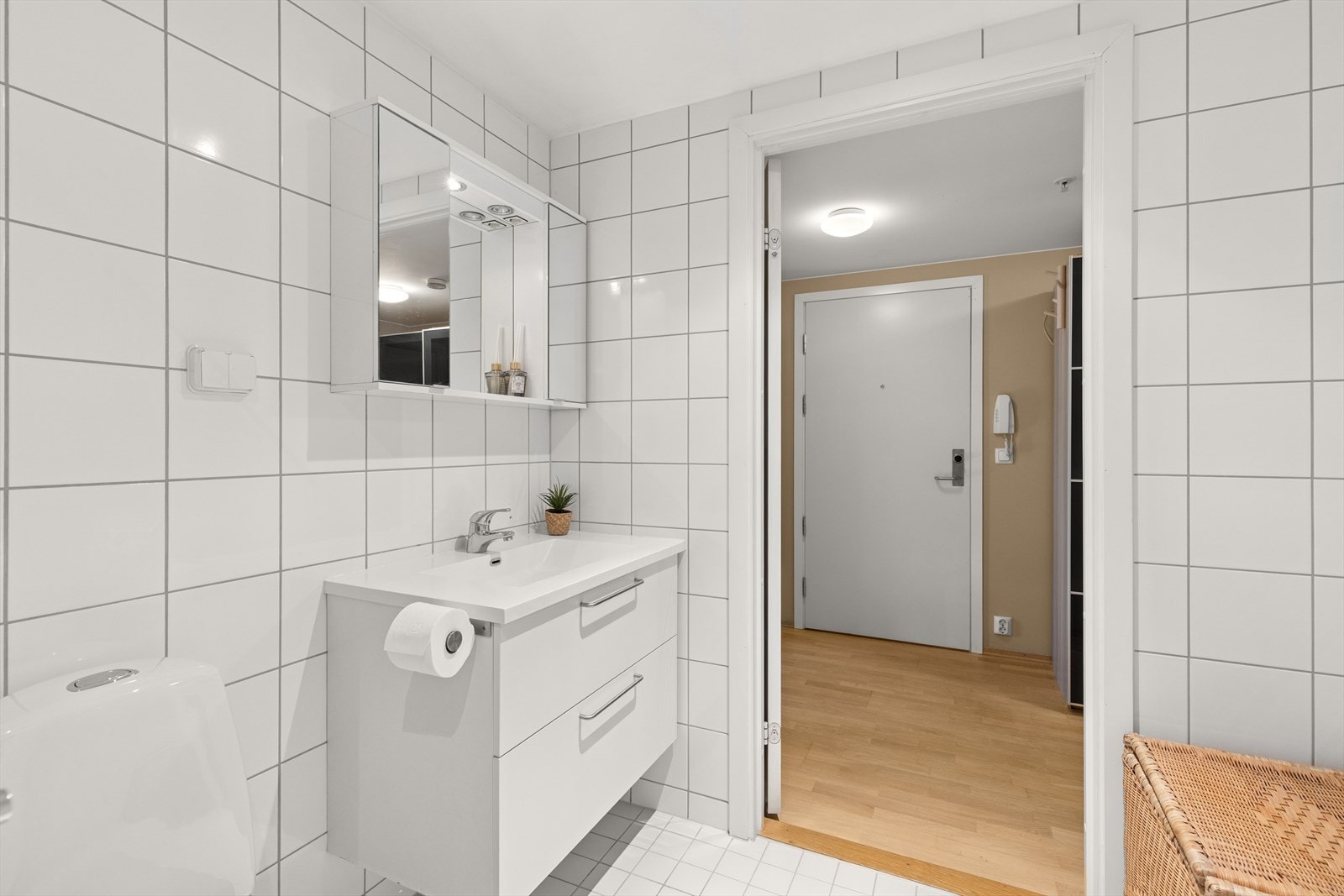 Godt med lagring i servant- og speil-skap. Galleribilde