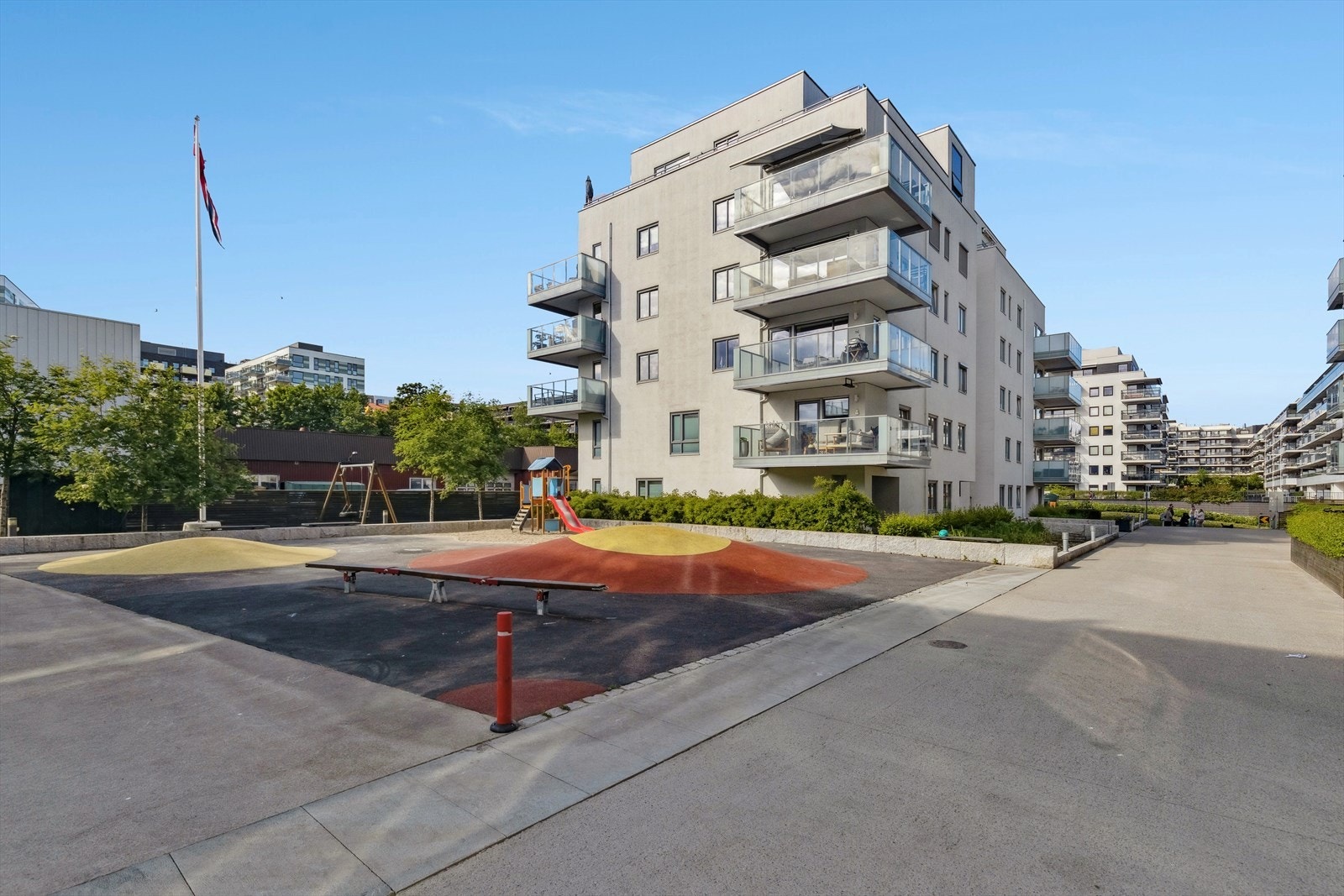 Hyggelige og godt opparbeidede fellesarealer med flere sitteplasser og lekeplasser. Galleribilde