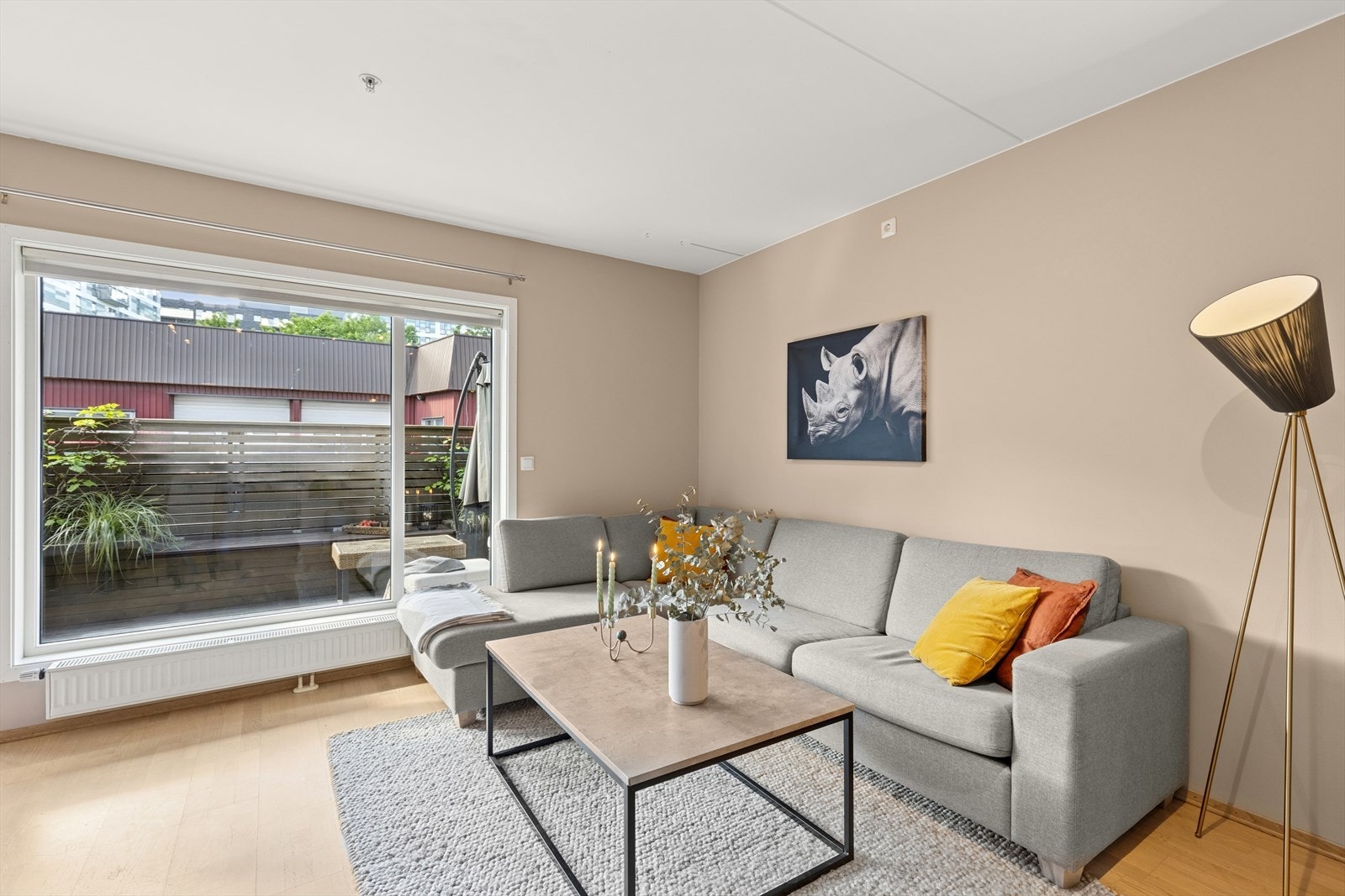 Kombinasjonen med innbydene farger og store vindusflater får man en perfekt atmosfære. Galleribilde