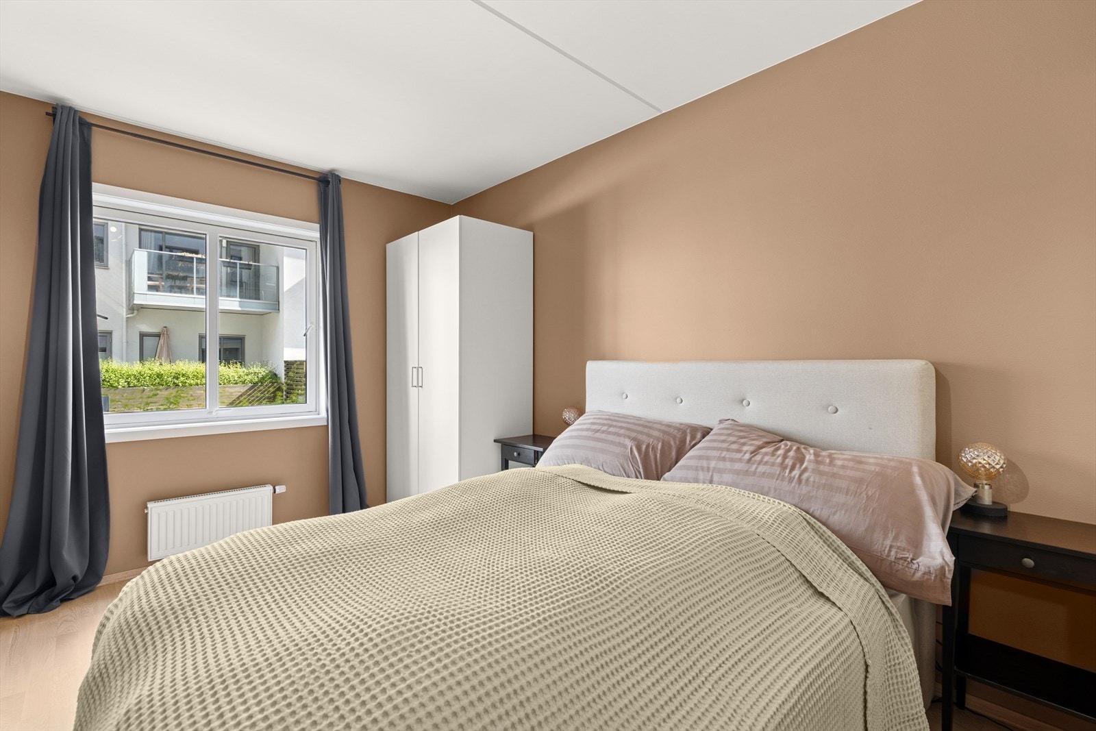 Begge soverommene vender inn mot rolig bakgård Galleribilde