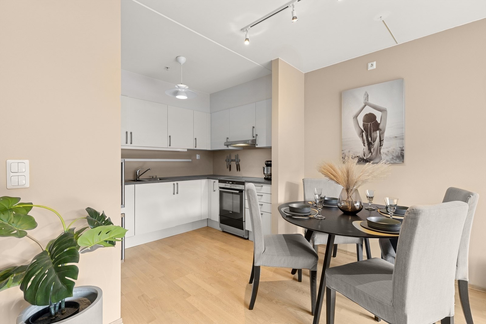 Kjøkkenet er fra byggeår og byr på gode hvitevarer og stor benkeplass. Galleribilde