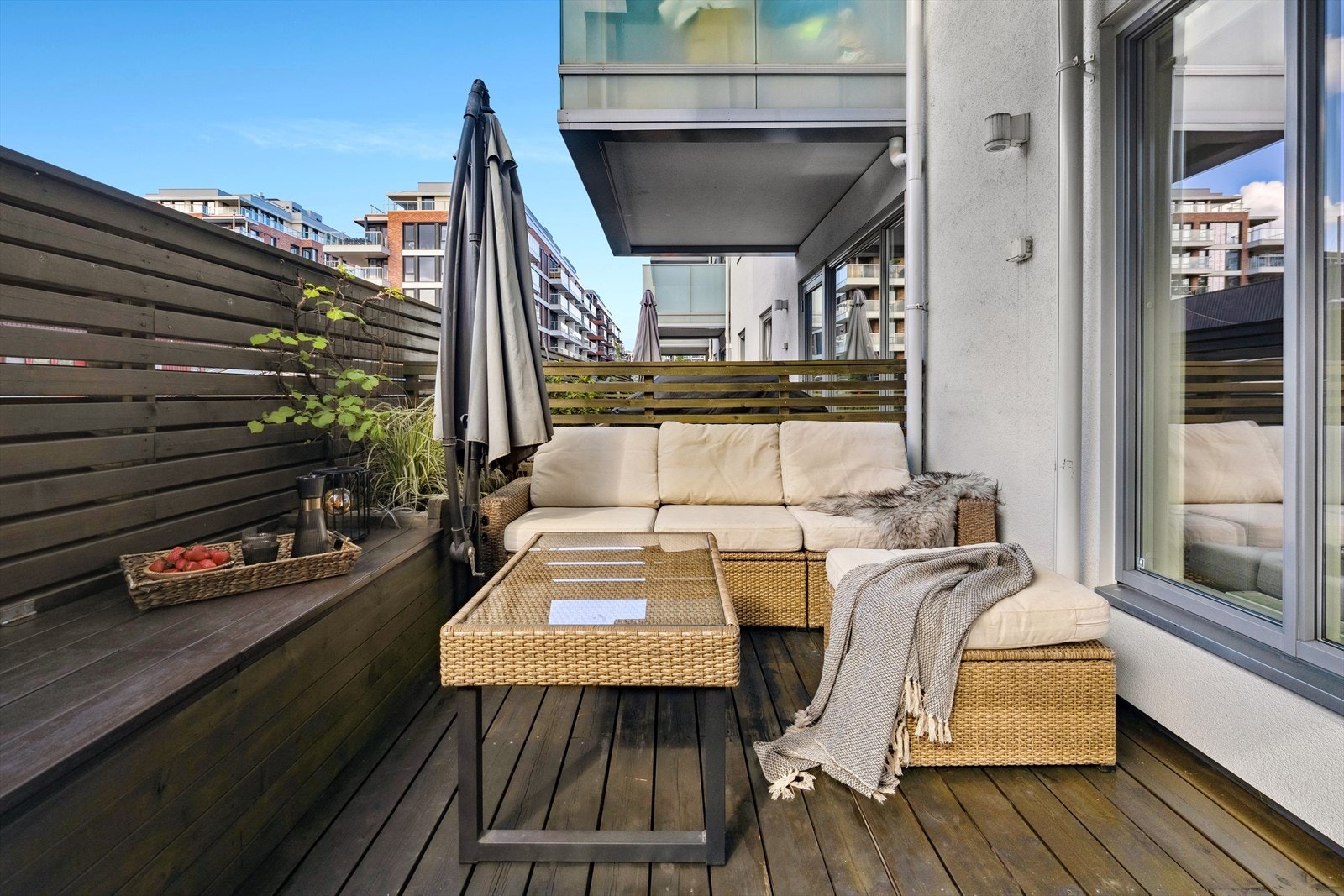 I rolig omgivelser og med en levegg får man sitt egne private uteområde. Galleribilde