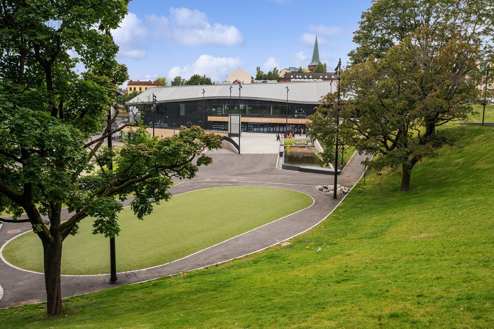 Det er flere fine parker i området. Her fra nye Jordal idrettspark. Galleribilde