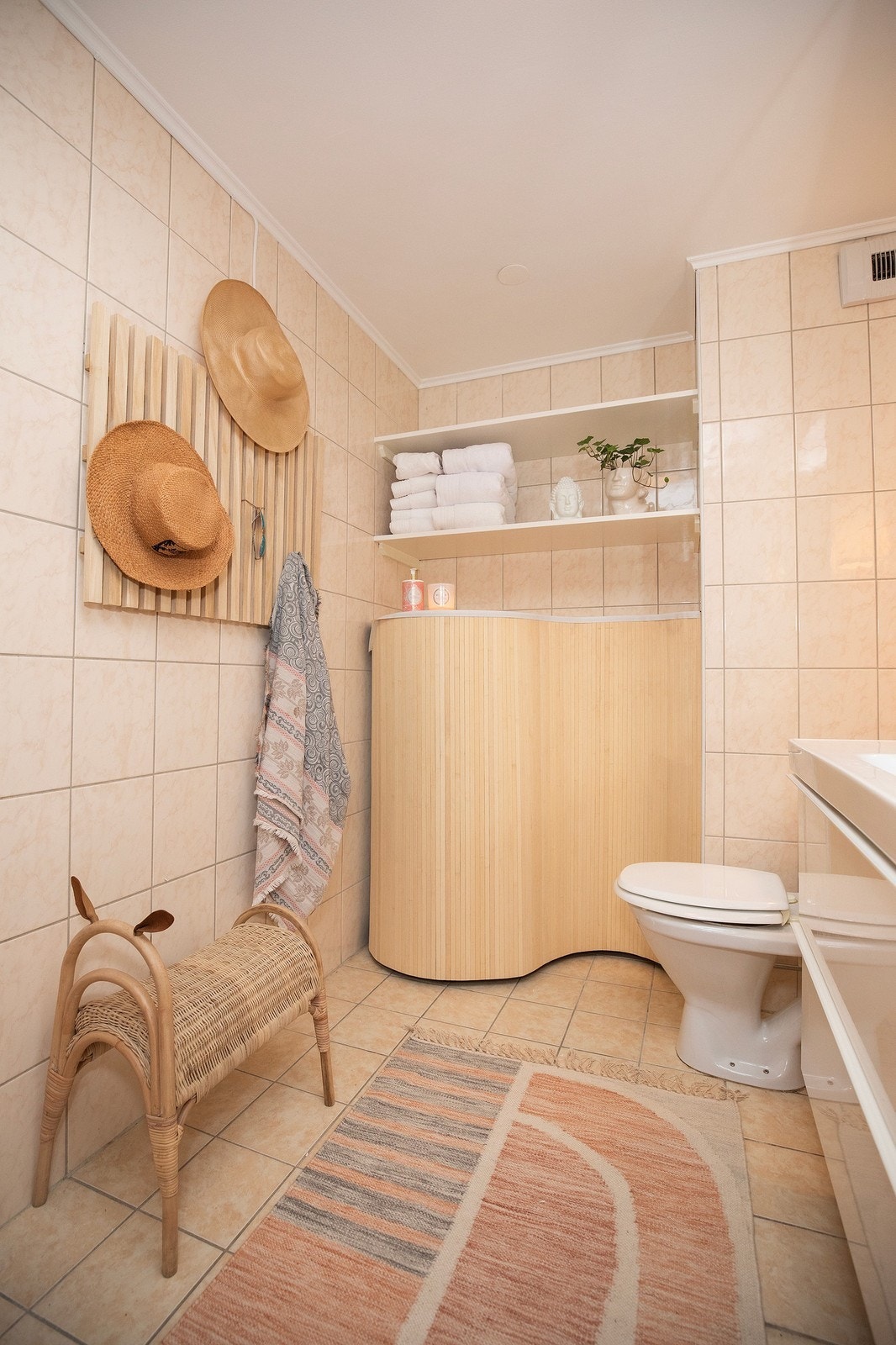 Delikat, moderne bad med vaskemaskin. Galleribilde