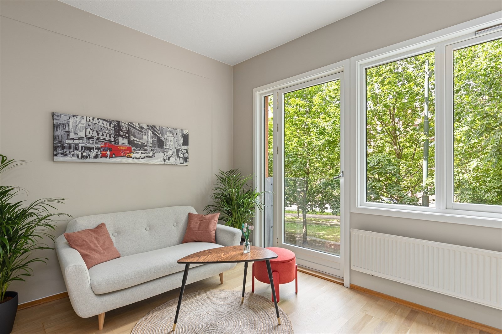 Fransk balkong med glassdør gir lys og trivelig løsning. Galleribilde