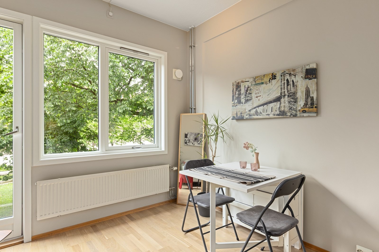 Mye lys og usjenert løsning med lite innsyn. Galleribilde