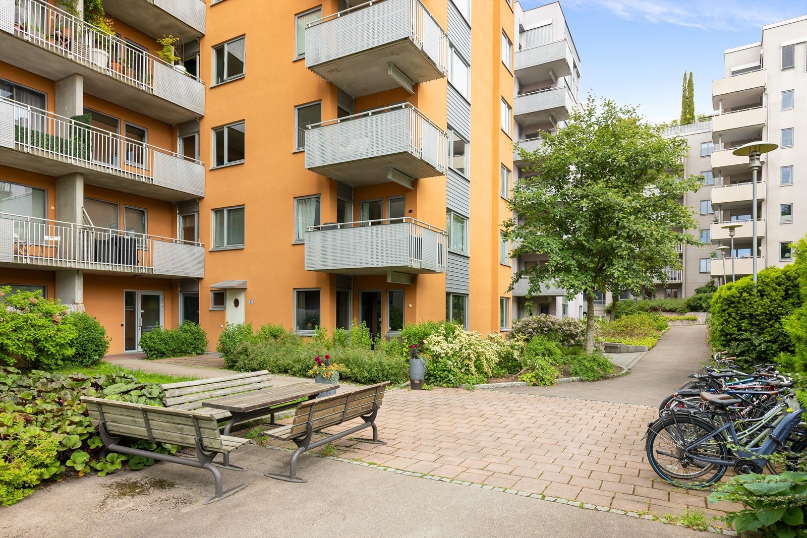 Sittegrupper og sykkelparkering. Galleribilde