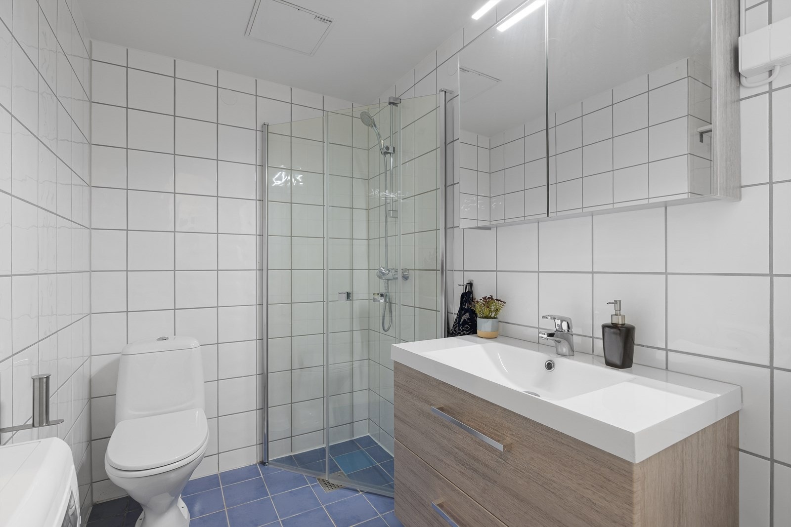 Flislagt bad fra ca 2004 som er oppgradert med ny innredning og speilskap. Galleribilde