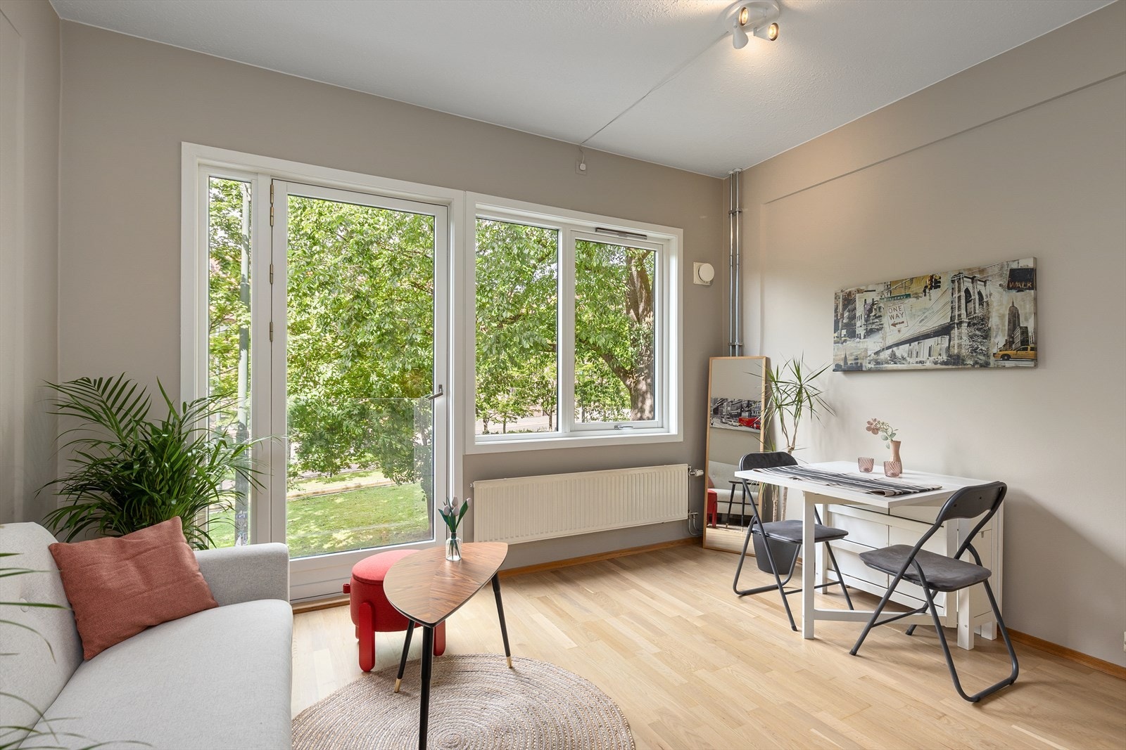 Stue med utsyn mot parkområder mellom Uelandsgate og Maridalsveien. Galleribilde