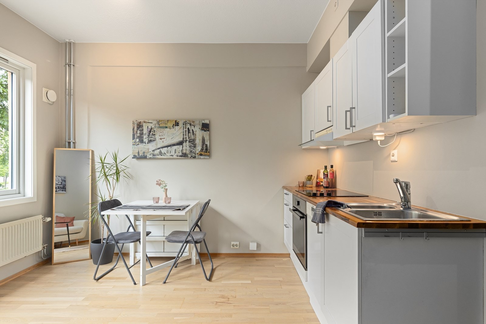 Overflater oppusset i 2025. Parketten er nylig slipt og lakkert. Galleribilde