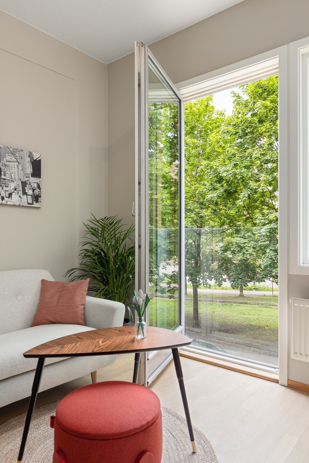 Stor glassdør som åpen mot fransk balkong. Galleribilde