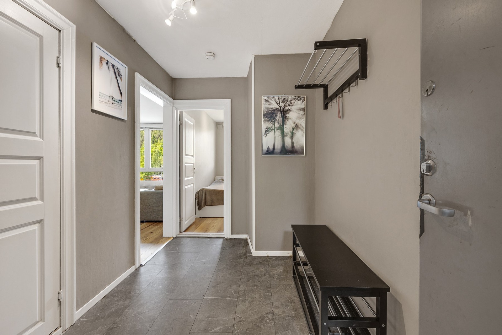 Innbydende entré med plass til å henge av seg yttertøy Galleribilde