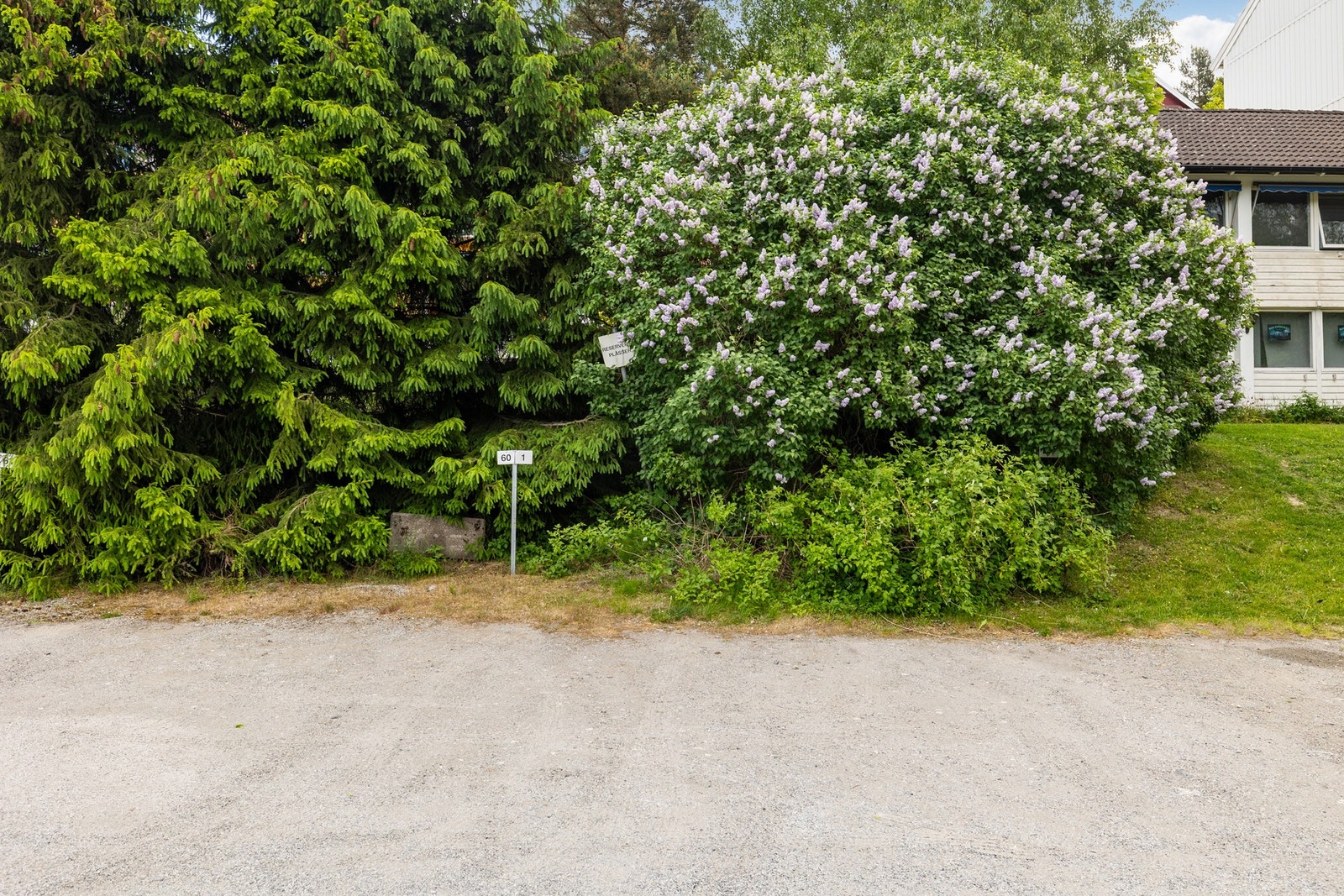 Boligen disponerer parkeringsplass Galleribilde