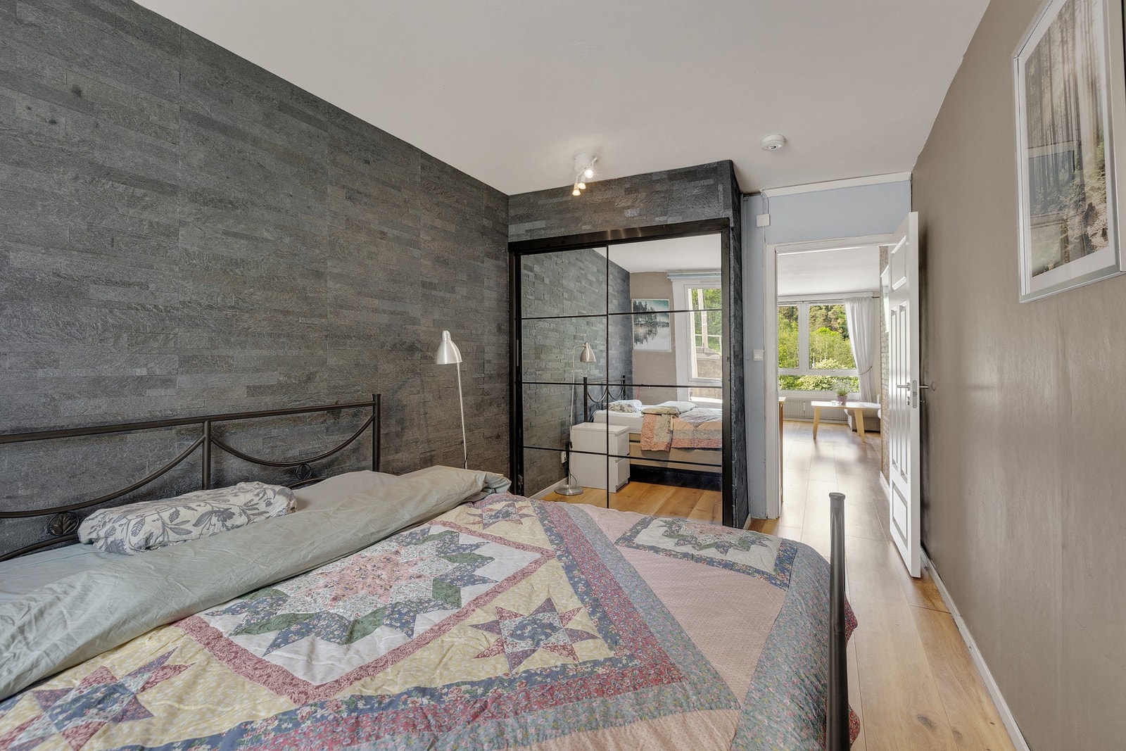 Praktisk innebygd garderobeskap Galleribilde