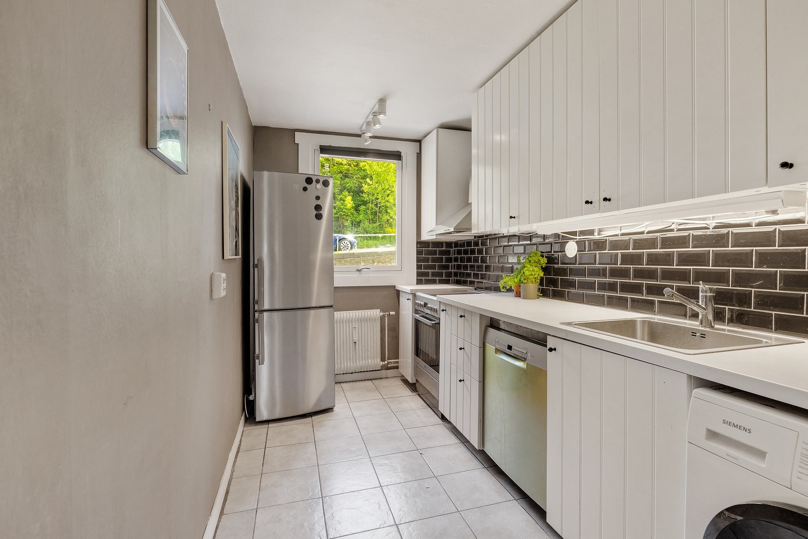 Kjøkken med mye skap- og benkeplass Galleribilde