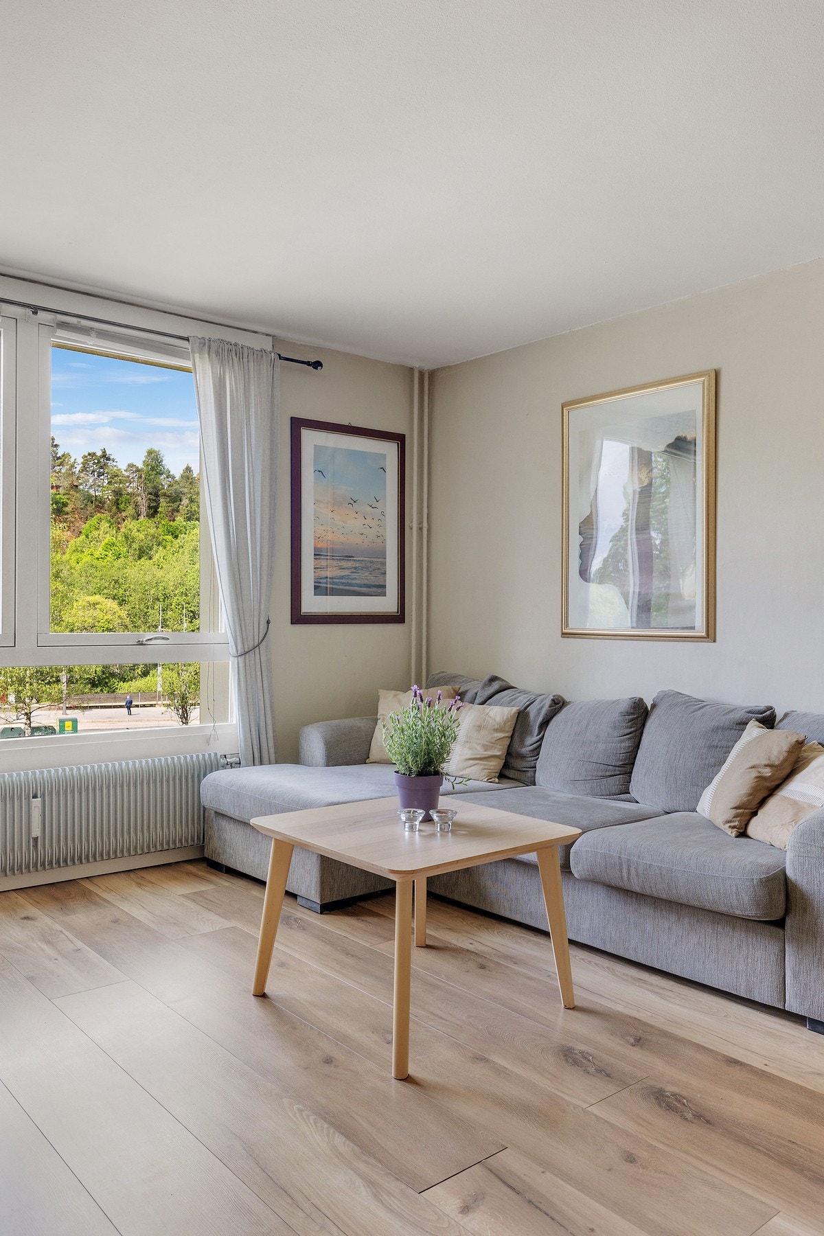 Stuen er lys med gode møbleringsmuligheter Galleribilde