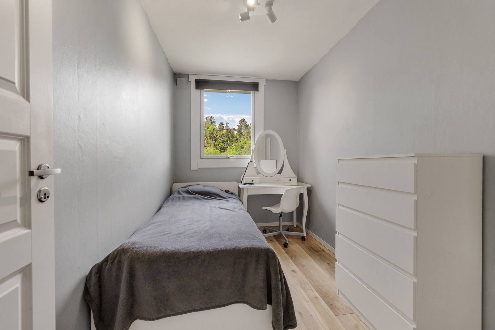 Soverom II med plass til seng og tilhørende møblement Galleribilde