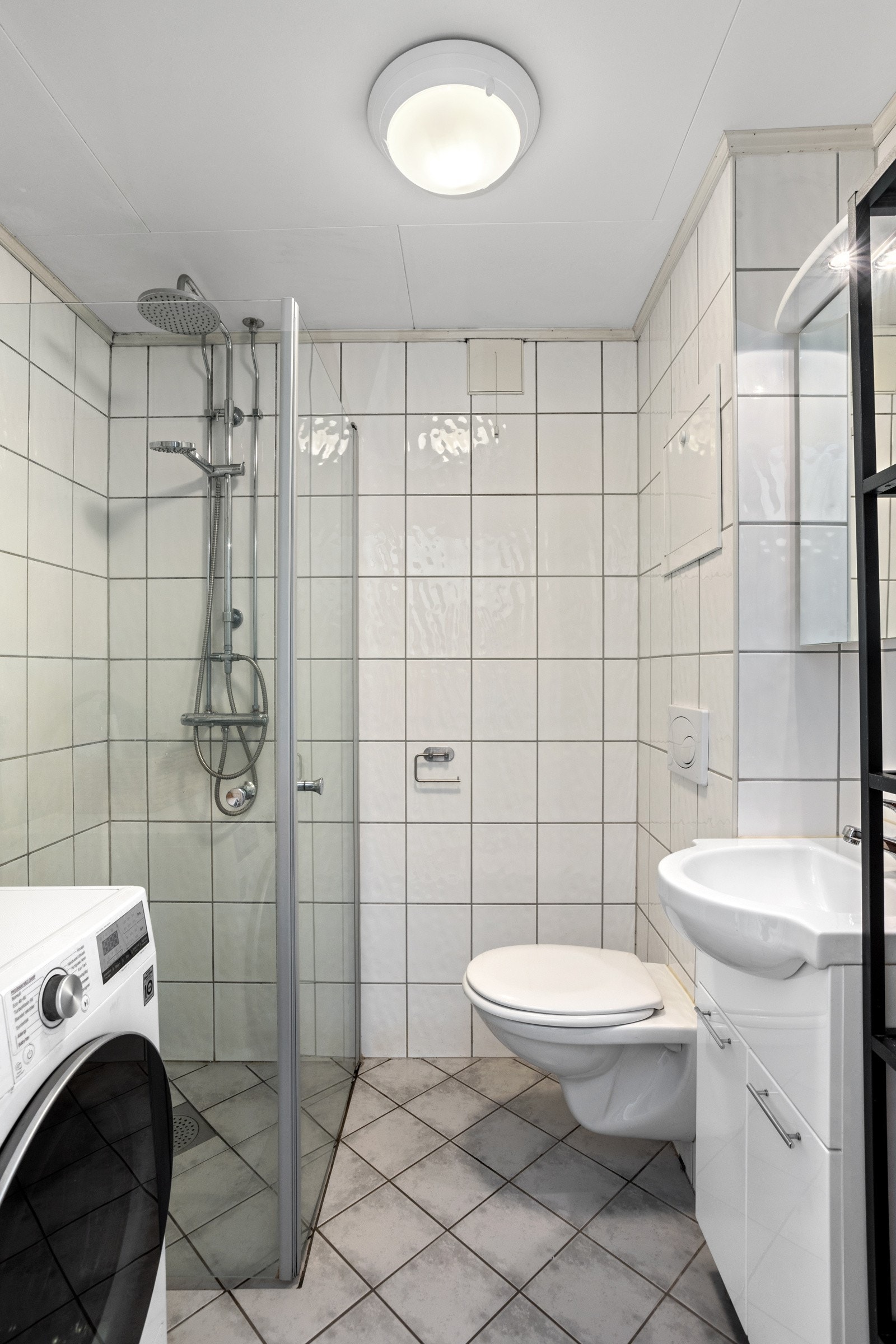 Badet er pusset opp i perioden 2008-2009 i regi av borettslaget og har flislagte overflater og gulvvarme Galleribilde