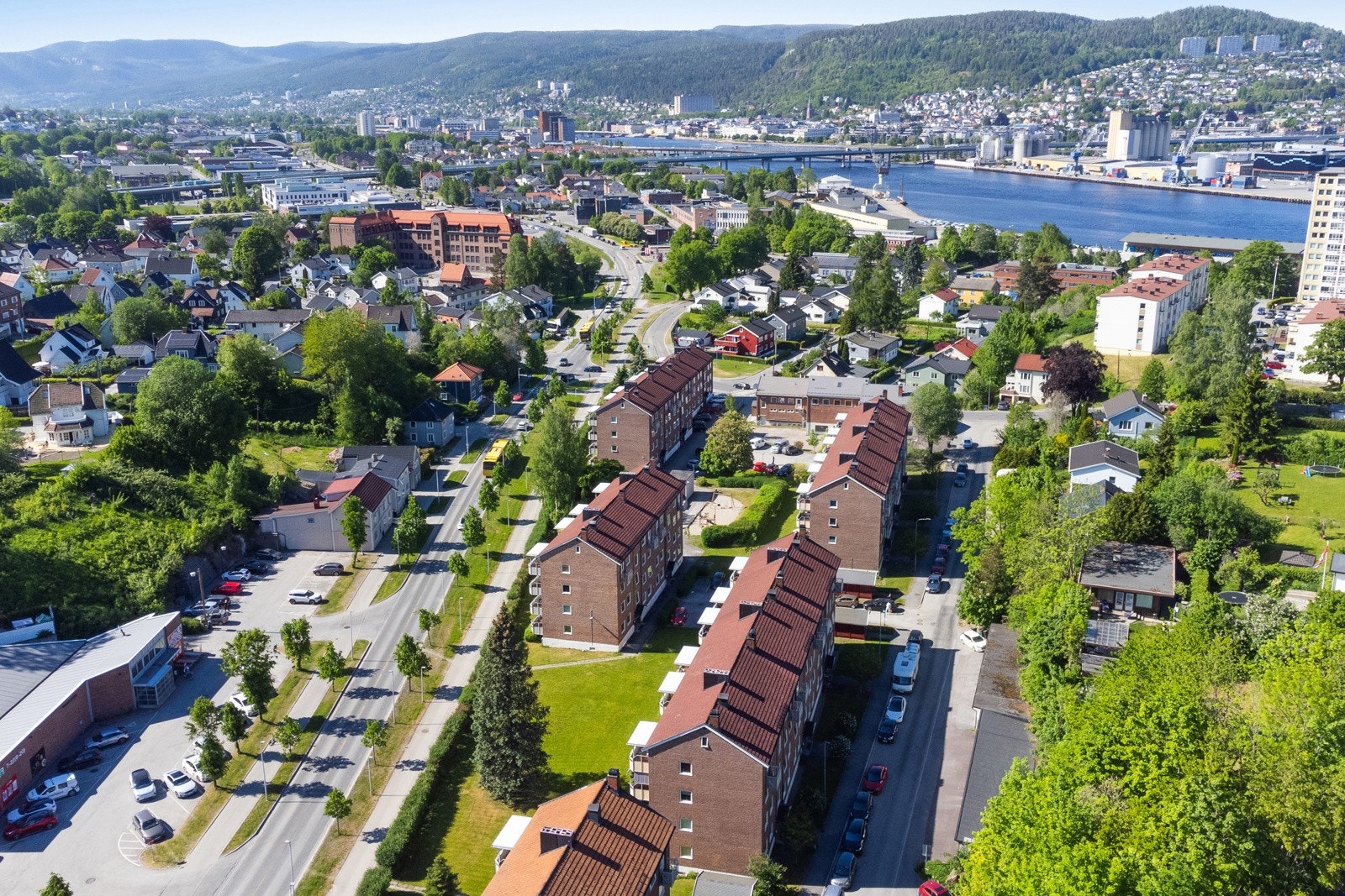 Kort vei ned til elvepromenaden med flotte turstier rundt Drammenselva. Her kan du bla. gå i flotte omgivelser ned til Strømsø Sentrum, Bragernes torg og Union Brygge Galleribilde