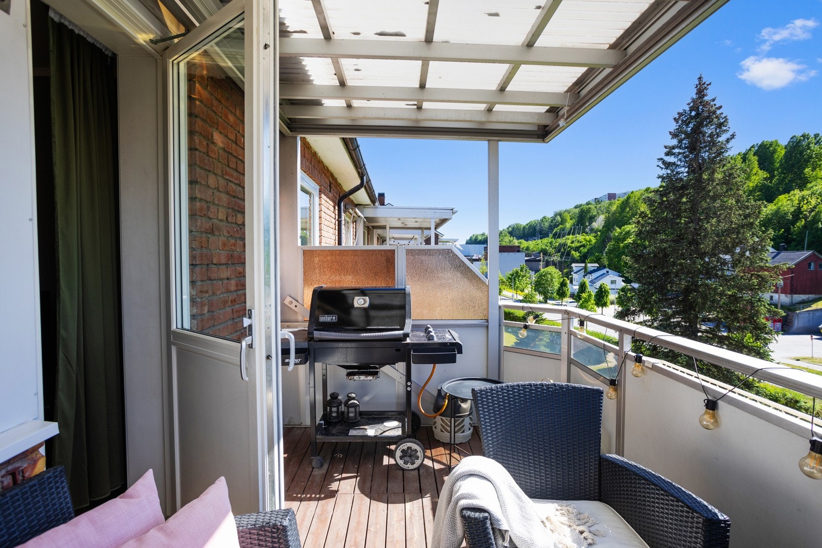 Balkongen er solrik og har god plass til utemøblement og grill Galleribilde