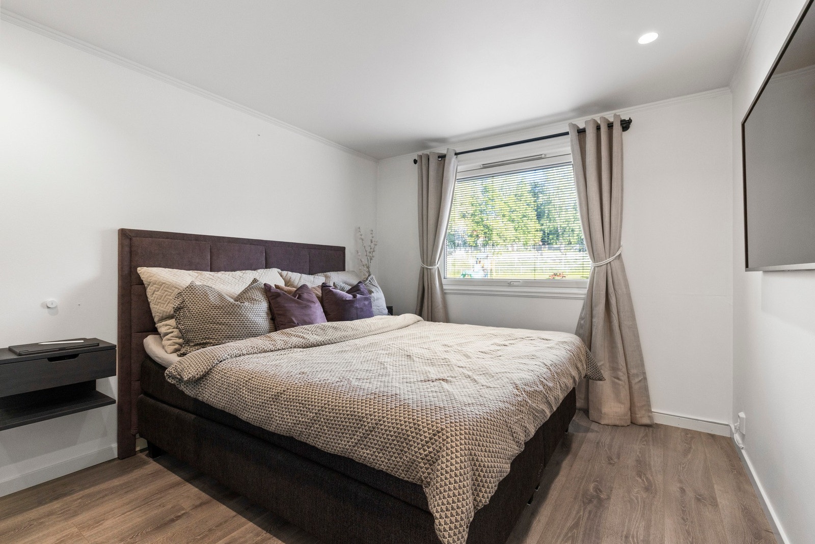 Hovedsoverommet er av den større størrelsen med plass til både dobbeltseng og møblement Galleribilde