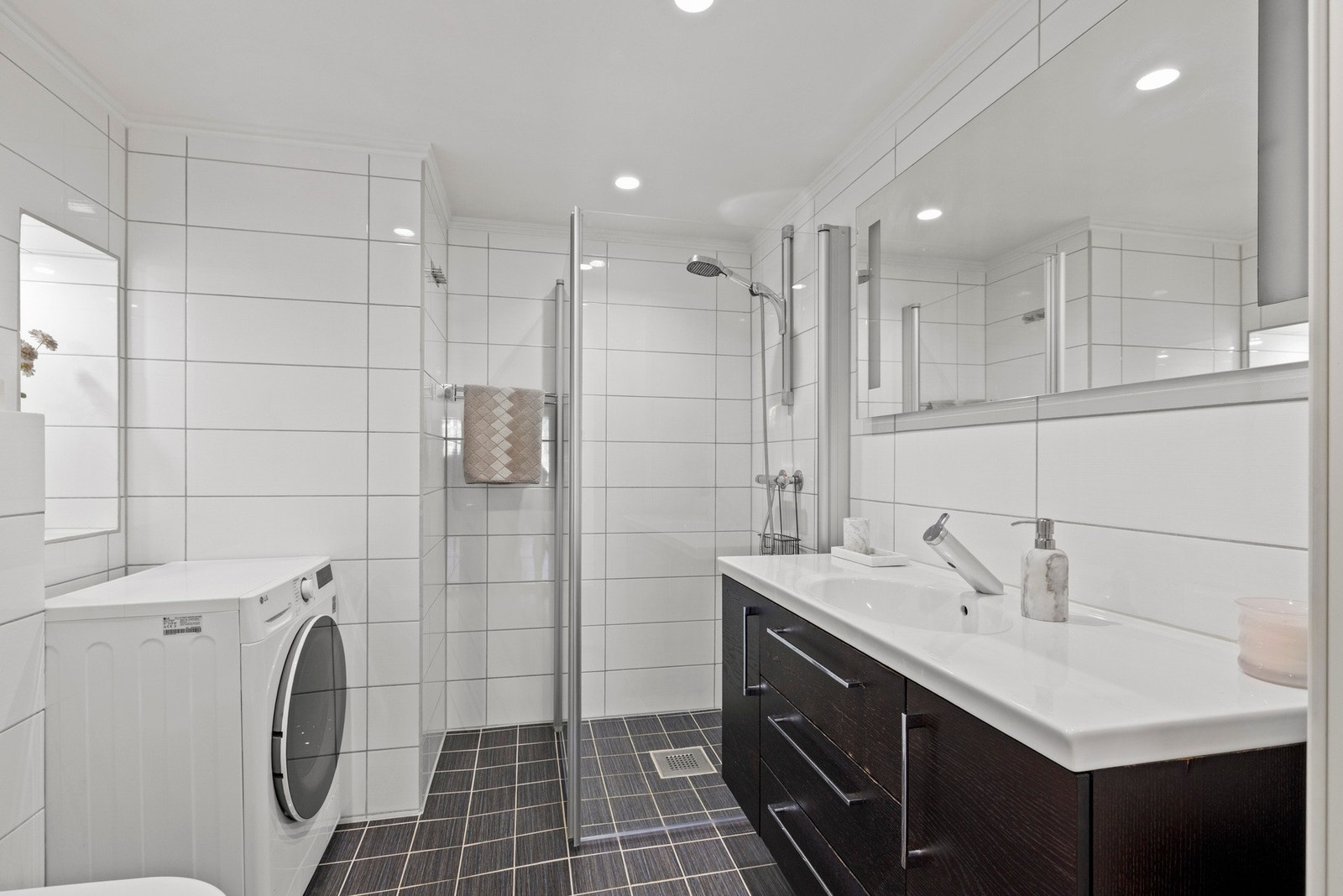 Badet ble pusset opp i 2009, med stilrene fliser og elektriske varmekabler Galleribilde