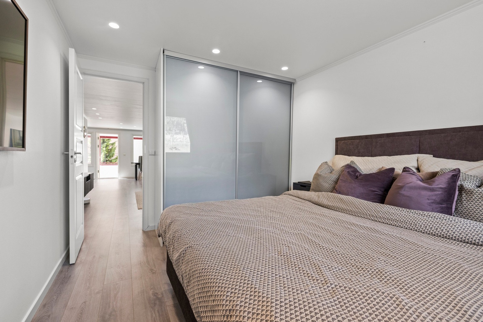 Her finner du også en plassbygd garderobeløsning for oppbevaring av tøy Galleribilde