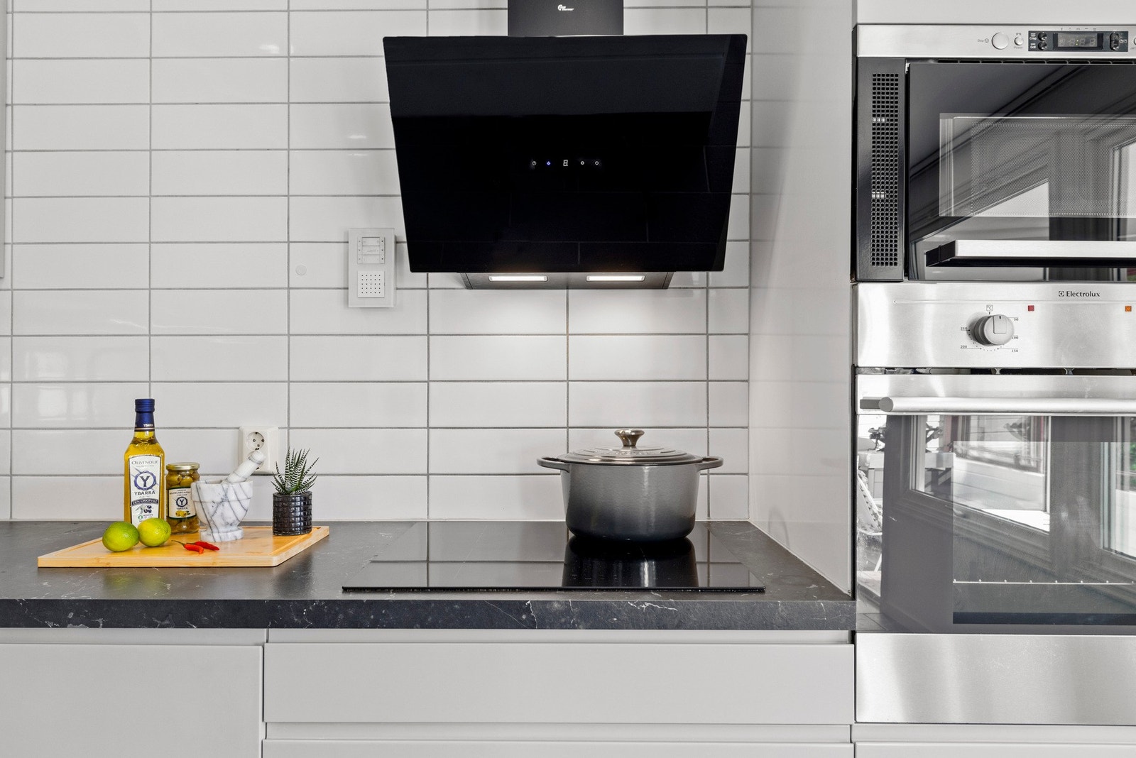 Her finner du alt du trenger av integrerte hvitevarer, inkluderer platetopp, stekeovner i høyskap, oppvaskmaskin og kjøle-/fryseskap. Galleribilde