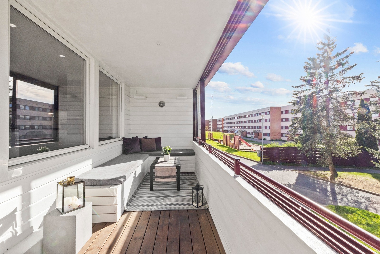 Her har du god plass til utemøbler hvor du kan nyte tilværelsen Galleribilde