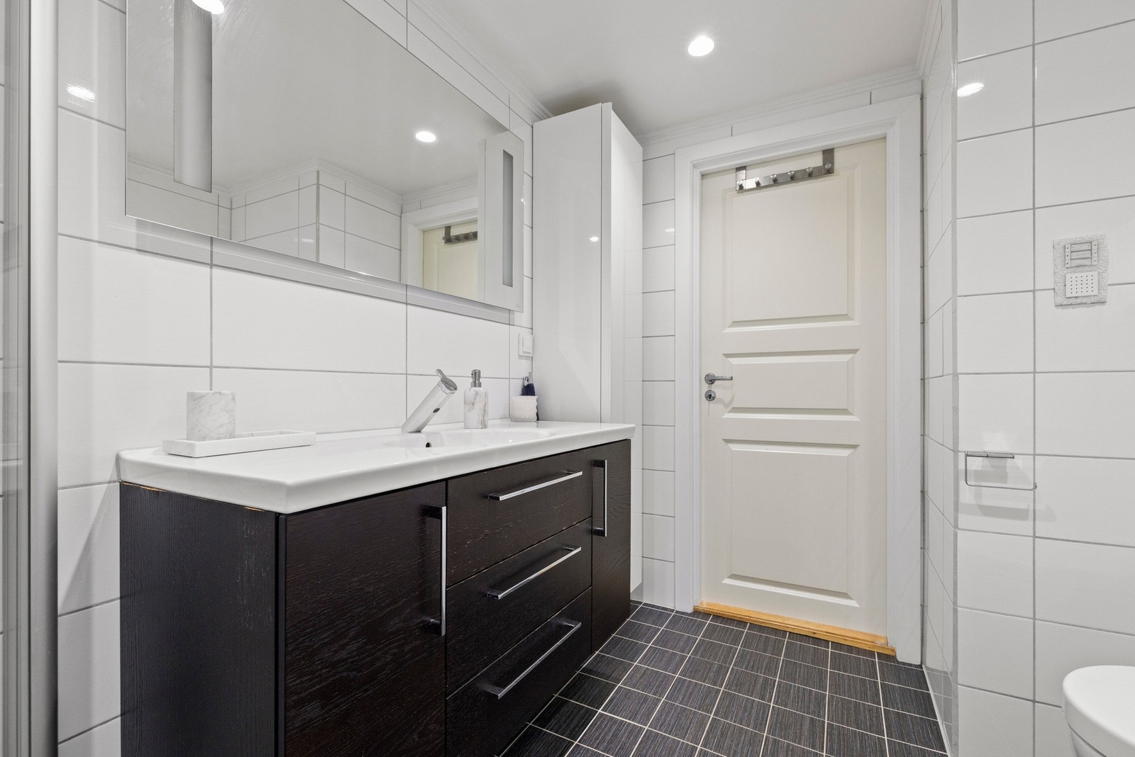 Her finner du en vegghengt servant, med praktiske oppbevaringsmuligheter under Galleribilde