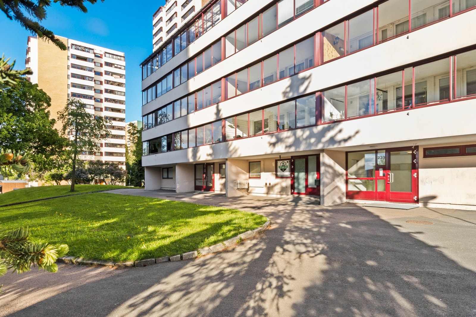 Borettslaget har pent opparbeidede fellesarealer med asfalterte veier og grøntområder Galleribilde