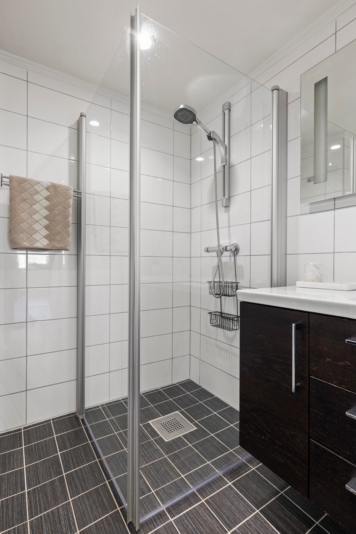 Dusjhjørnet har innfellbare glassdører, som sørger for en praktisk bruk av plassen Galleribilde