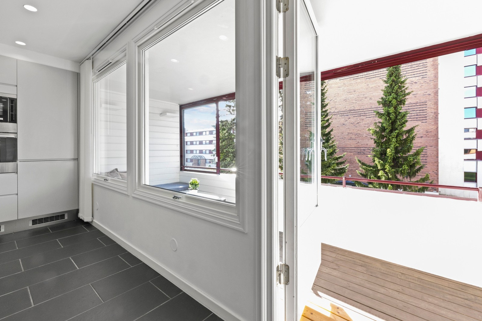 Mellom stue og kjøkken har du utgang til en nordvestvendt balkong på 13 kvm Galleribilde