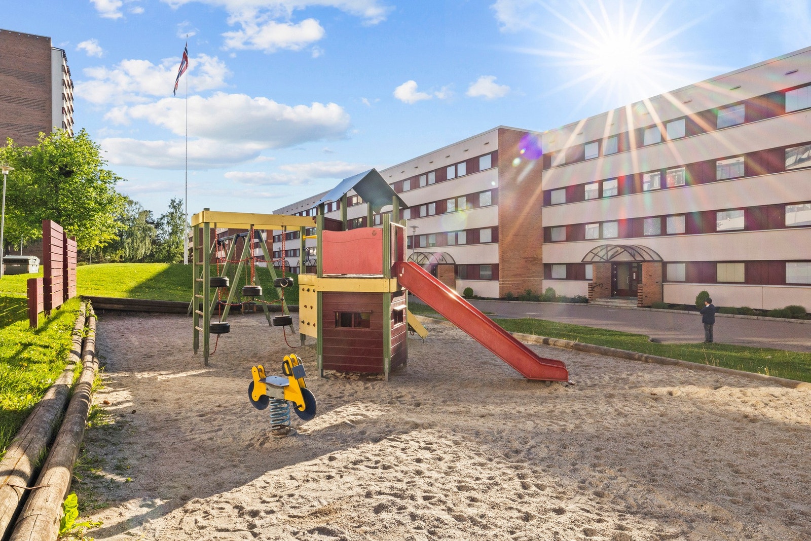 Her har du også flere lekeplasser for de små, samt flere sosiale sittegrupper Galleribilde