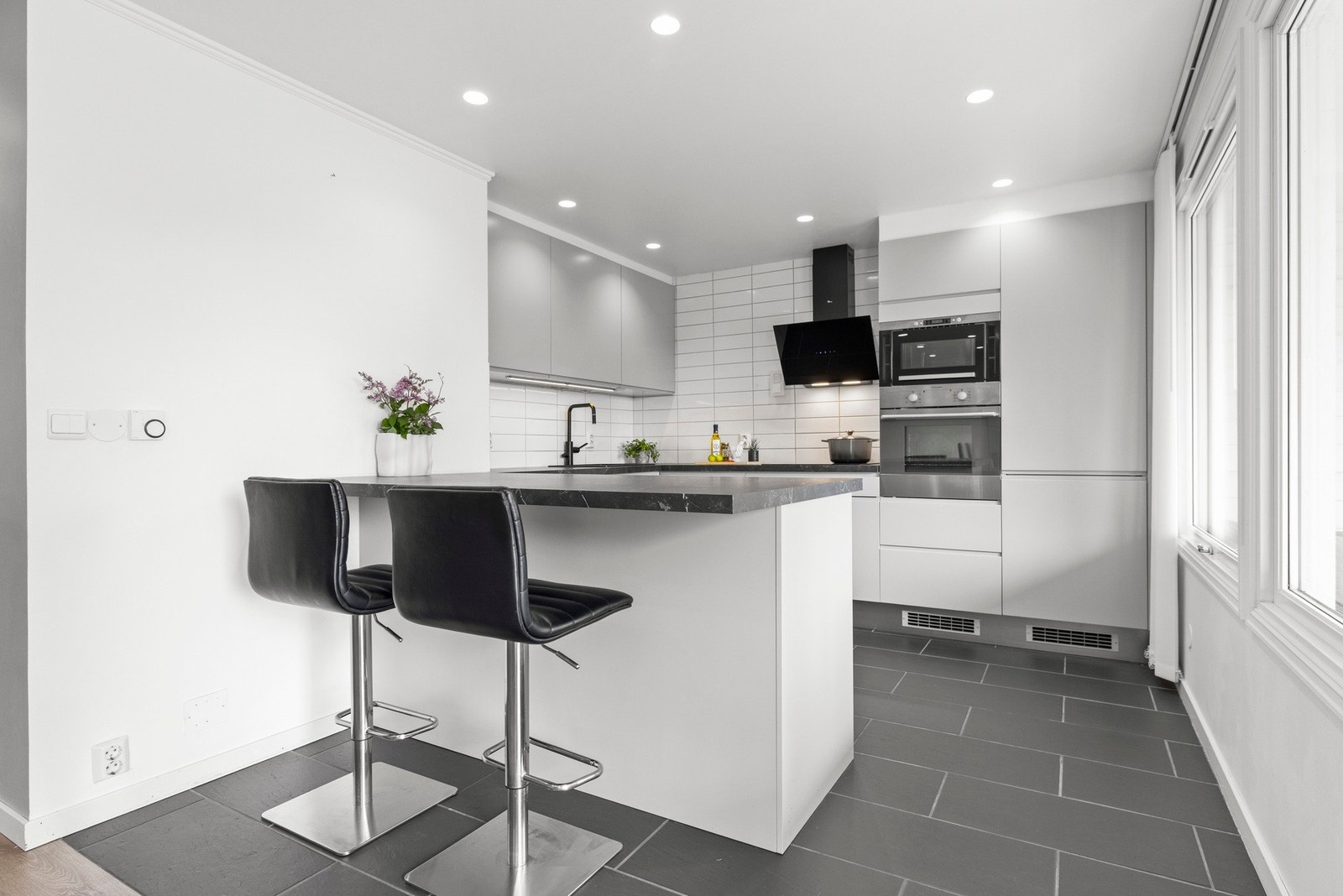 Boligen har en åpen kjøkken/stue- løsning med bardisk Galleribilde