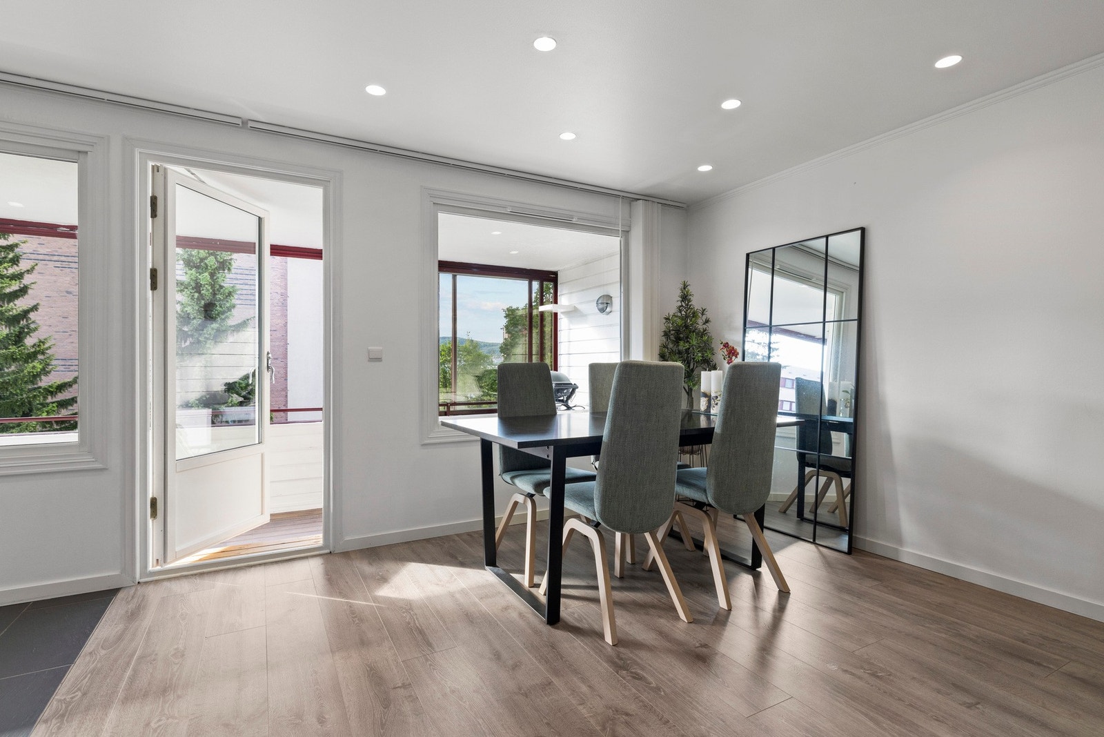 Stuen har store vinduer som gir rikelig med lysinnslipp Galleribilde