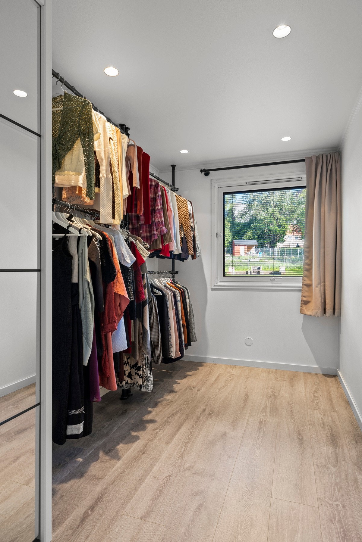 Boligens andre soverom er i dag innredet som et walk in closet Galleribilde