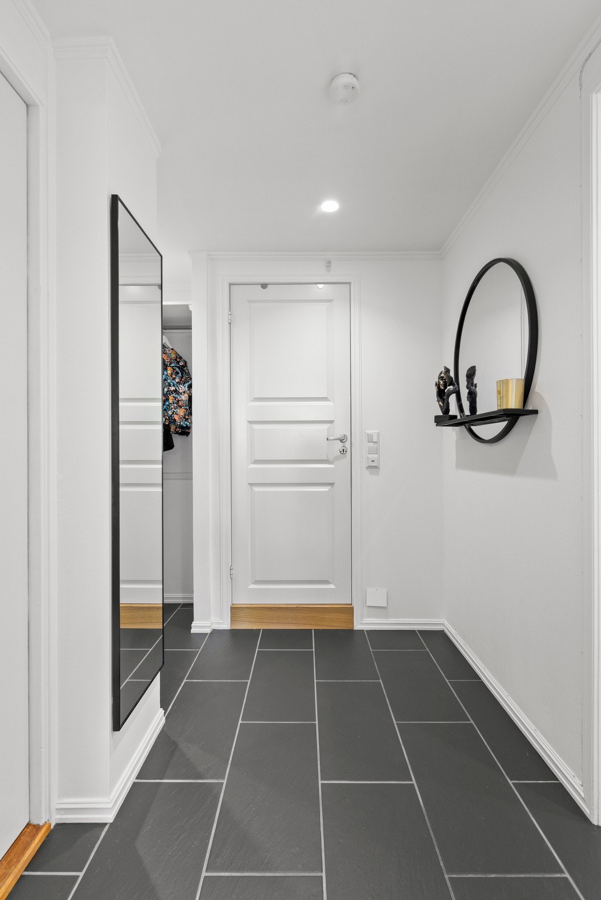 Boligen har en lys og luftig entre med stilige oppvarmede fliser Galleribilde