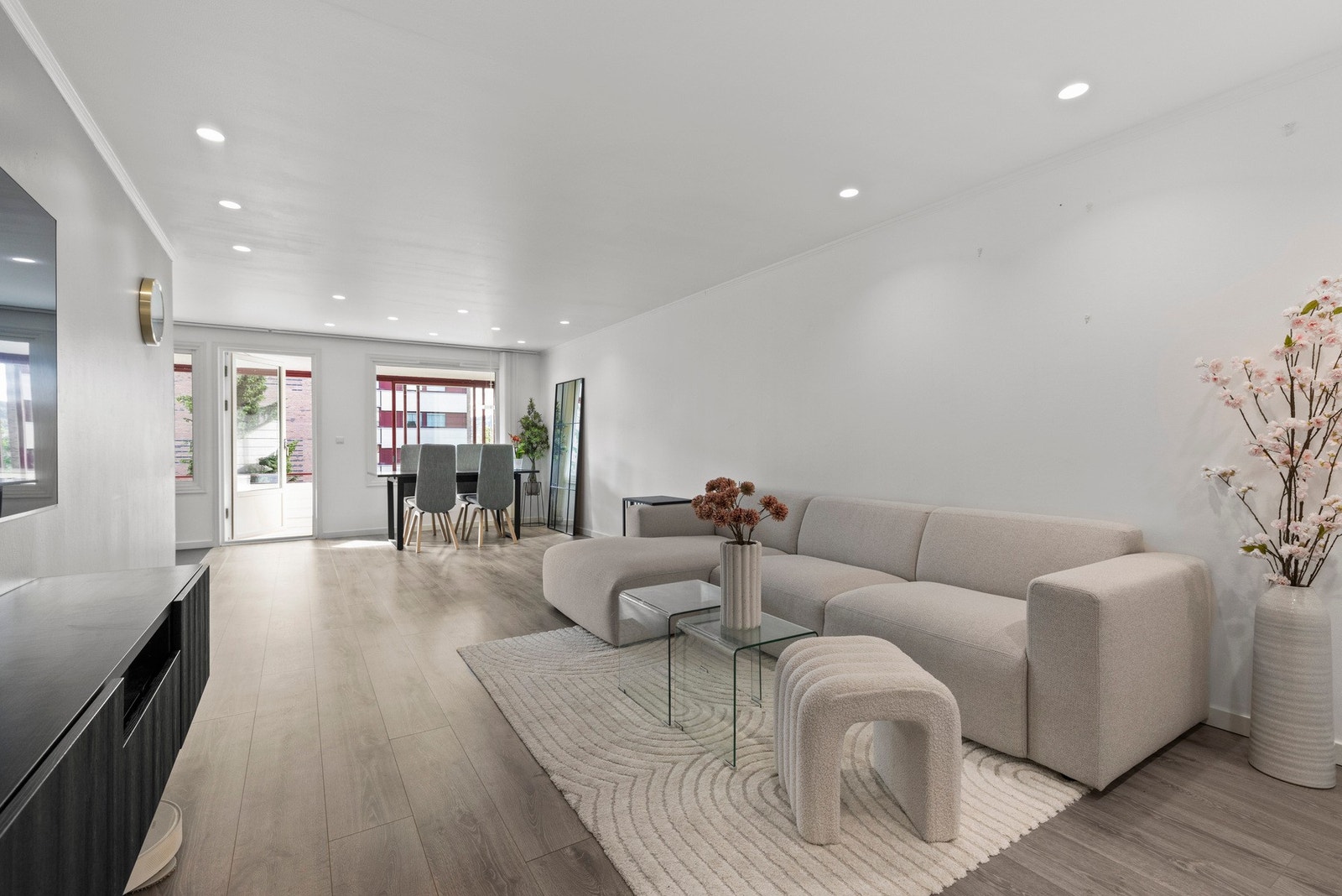 Stuen har en romslig og praktisk utforming som gir gode muligheter for ulike møbleringsløsninger Galleribilde