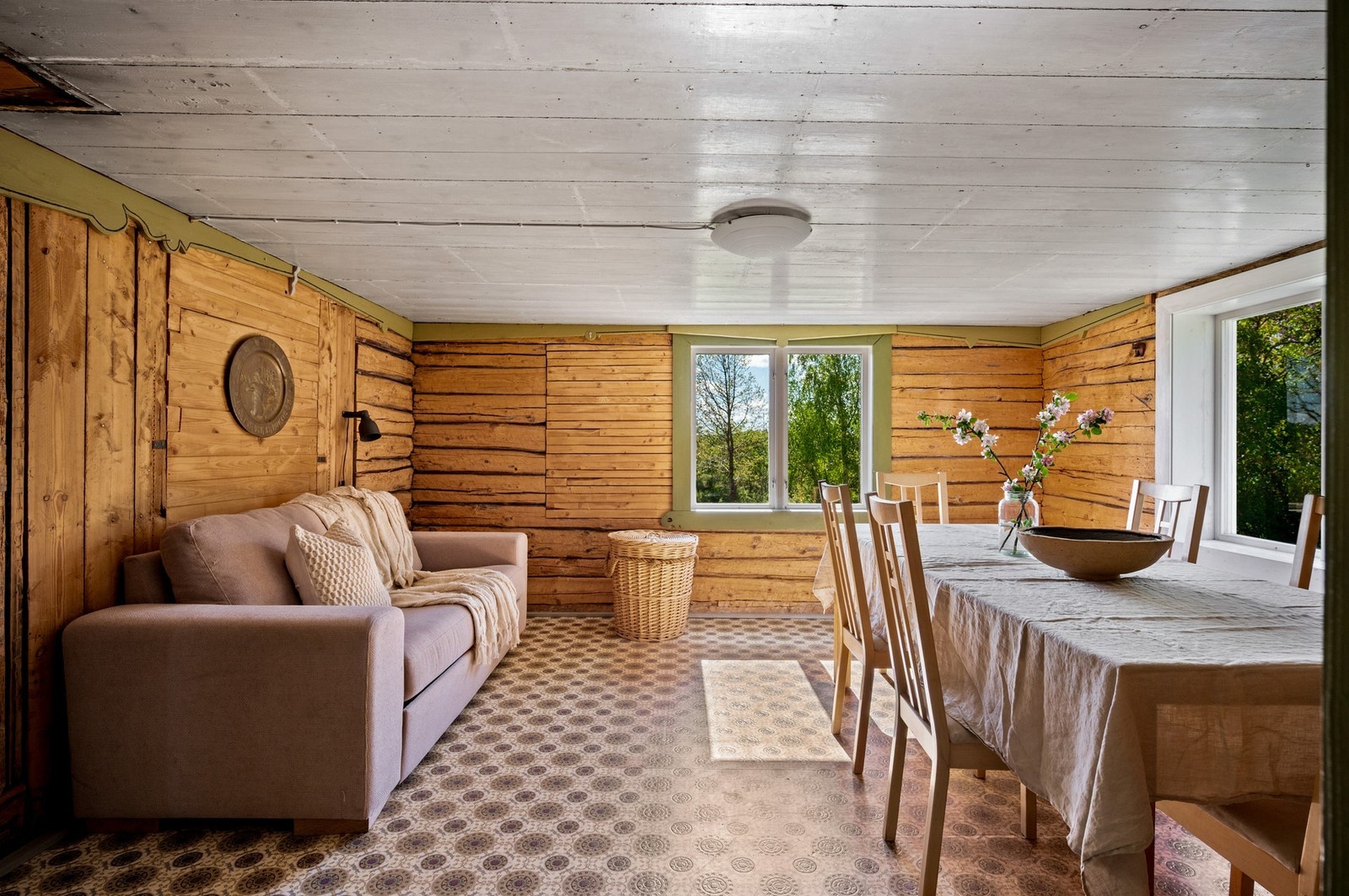 Gott om utrymme för väl tilltagen matplats och soffa Galleribilde