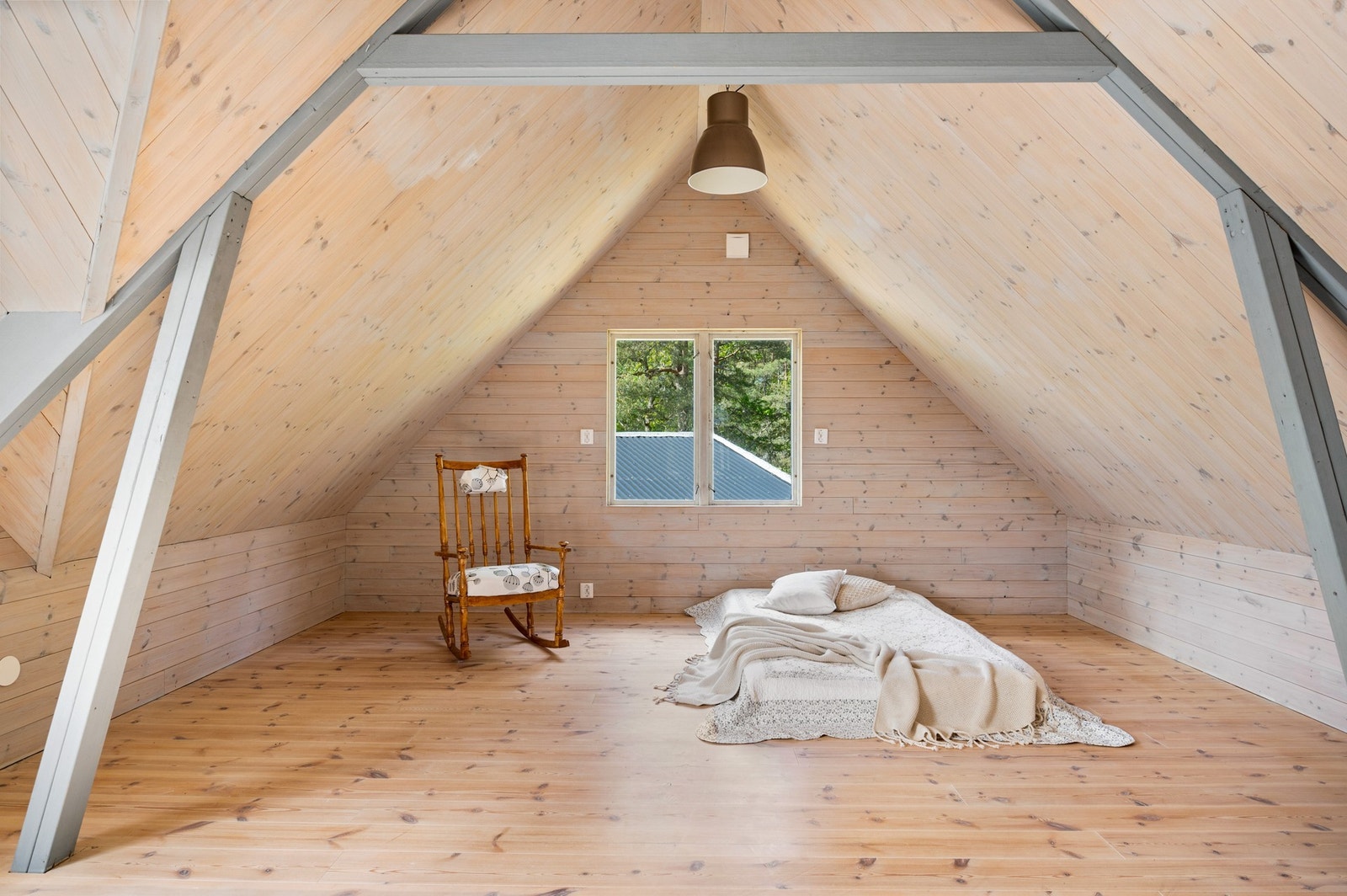 Härlig rymd och mycket fina brädgolv, -väggar och -tak Galleribilde