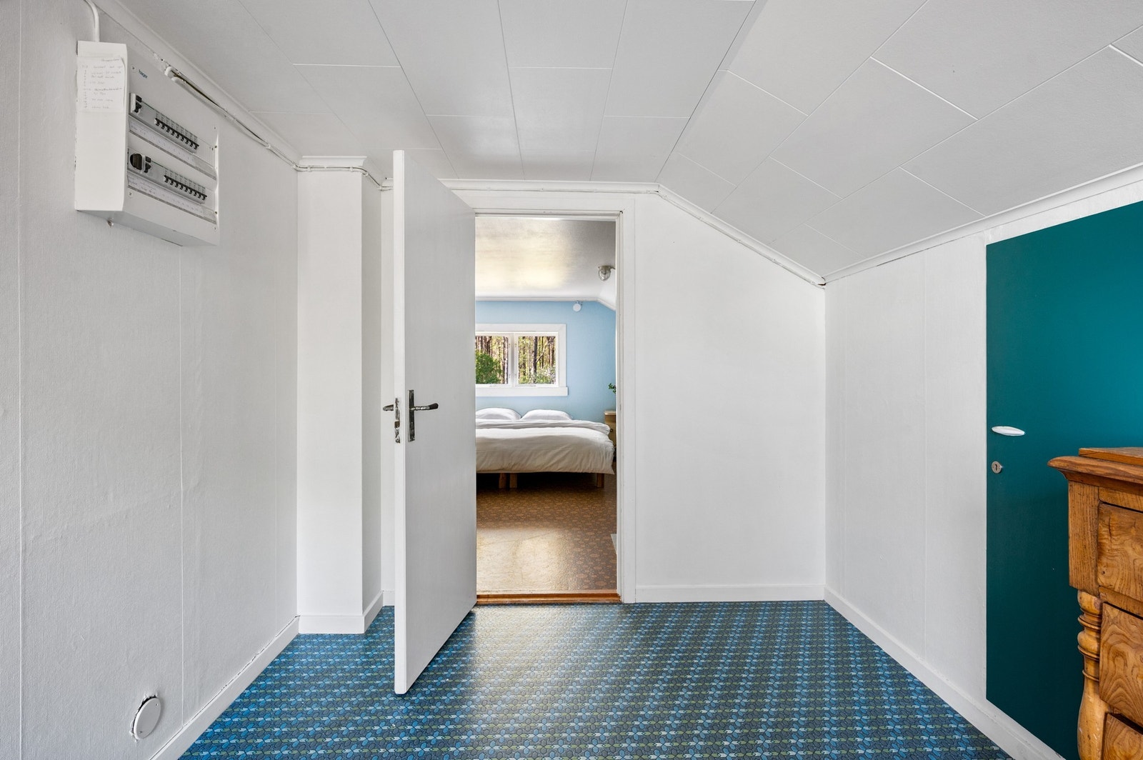 Vy från övervåningens hall mot sovrum 1 Galleribilde