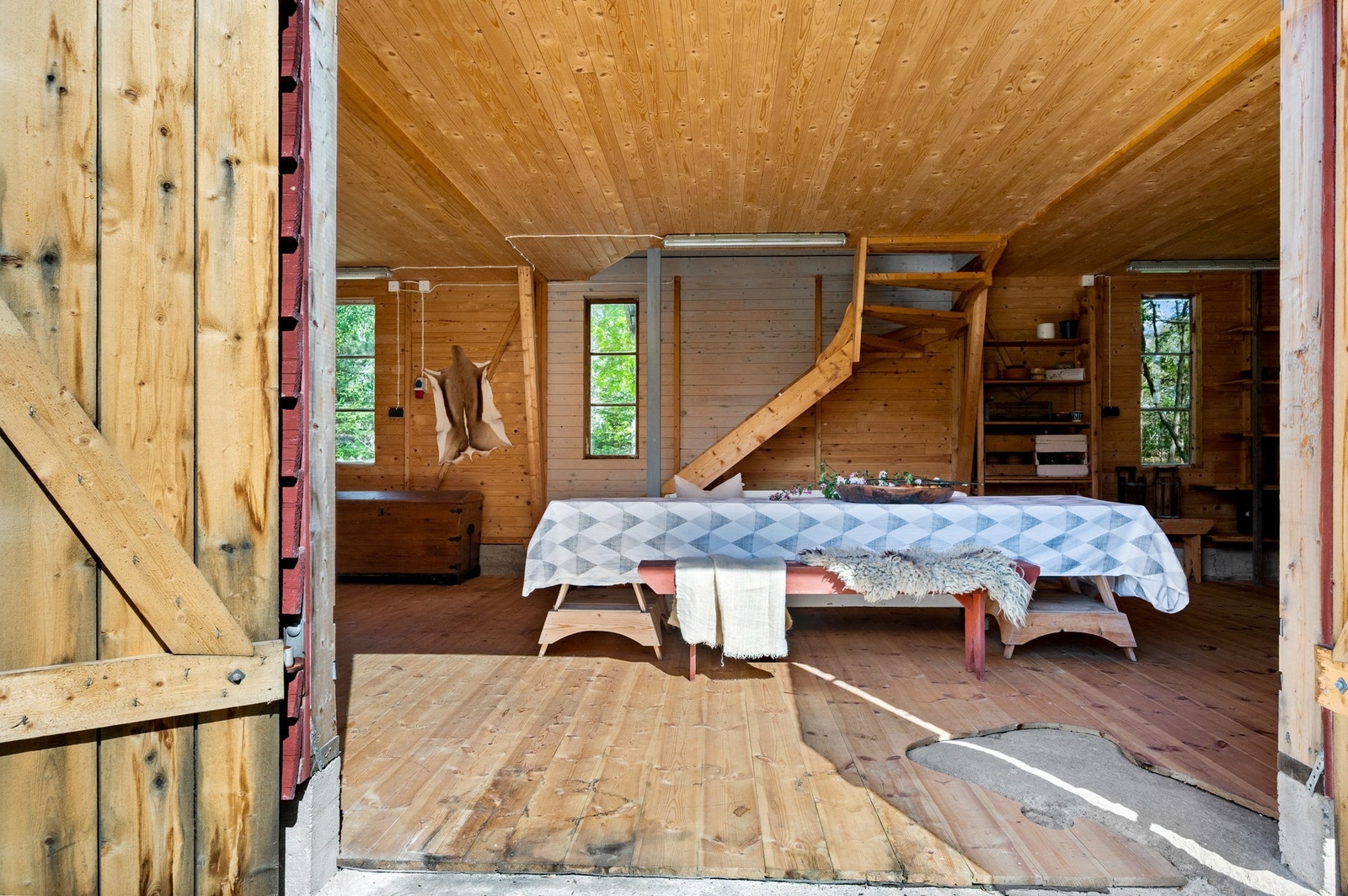 Härlig rymd, fönster som tavlor (så vackert!), fina golv (lekfullt, med inbyggt berg) och tak Galleribilde