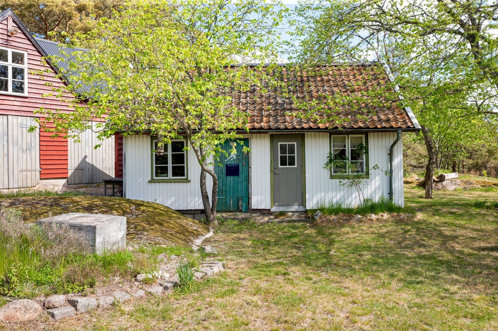 Verkstadsbyggnad: snickarverkstad till vänster, textilverkstad till höger Galleribilde