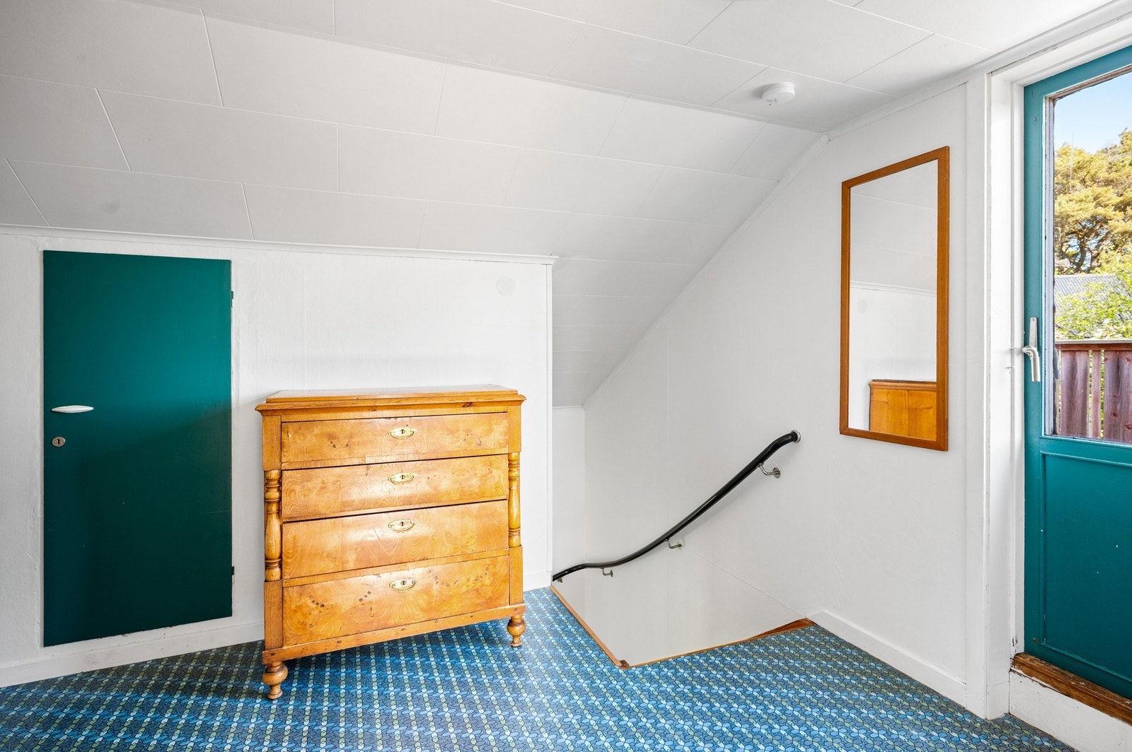 Övervåningens hall, med sidovind och utgång till den rymliga balkongen (bra solläge) Galleribilde