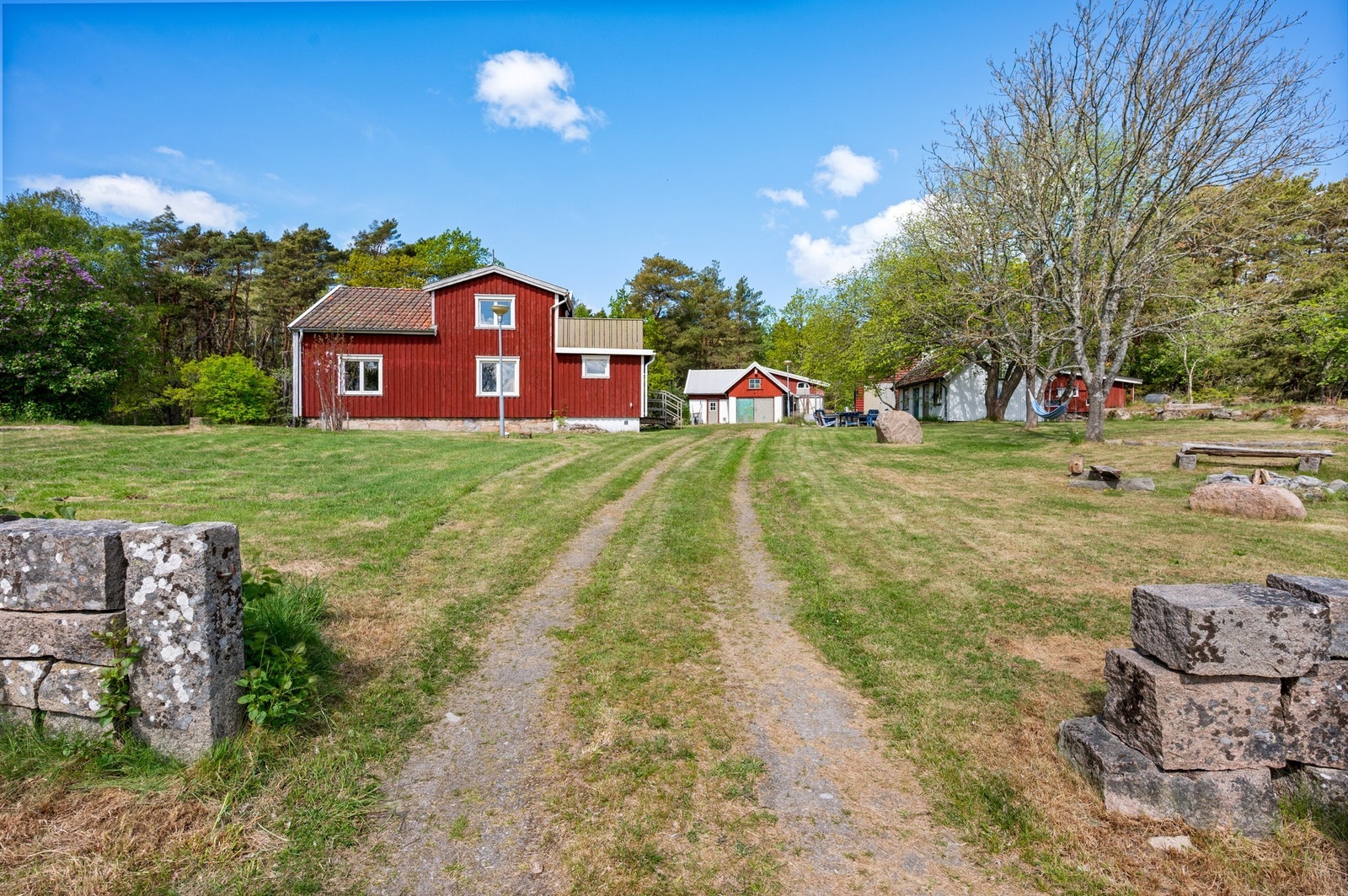 Mycket vacker tomt med stengärde, berghällar och murar Galleribilde
