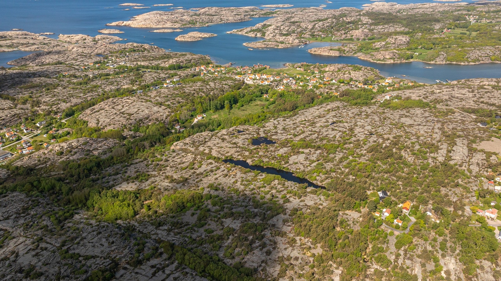 Till Gretasjön (nordväst om fastigheten) är det ca 15-20 minuters promenad. Sjön är en jättefin badplats för den som föredrar sötvatten. Galleribilde