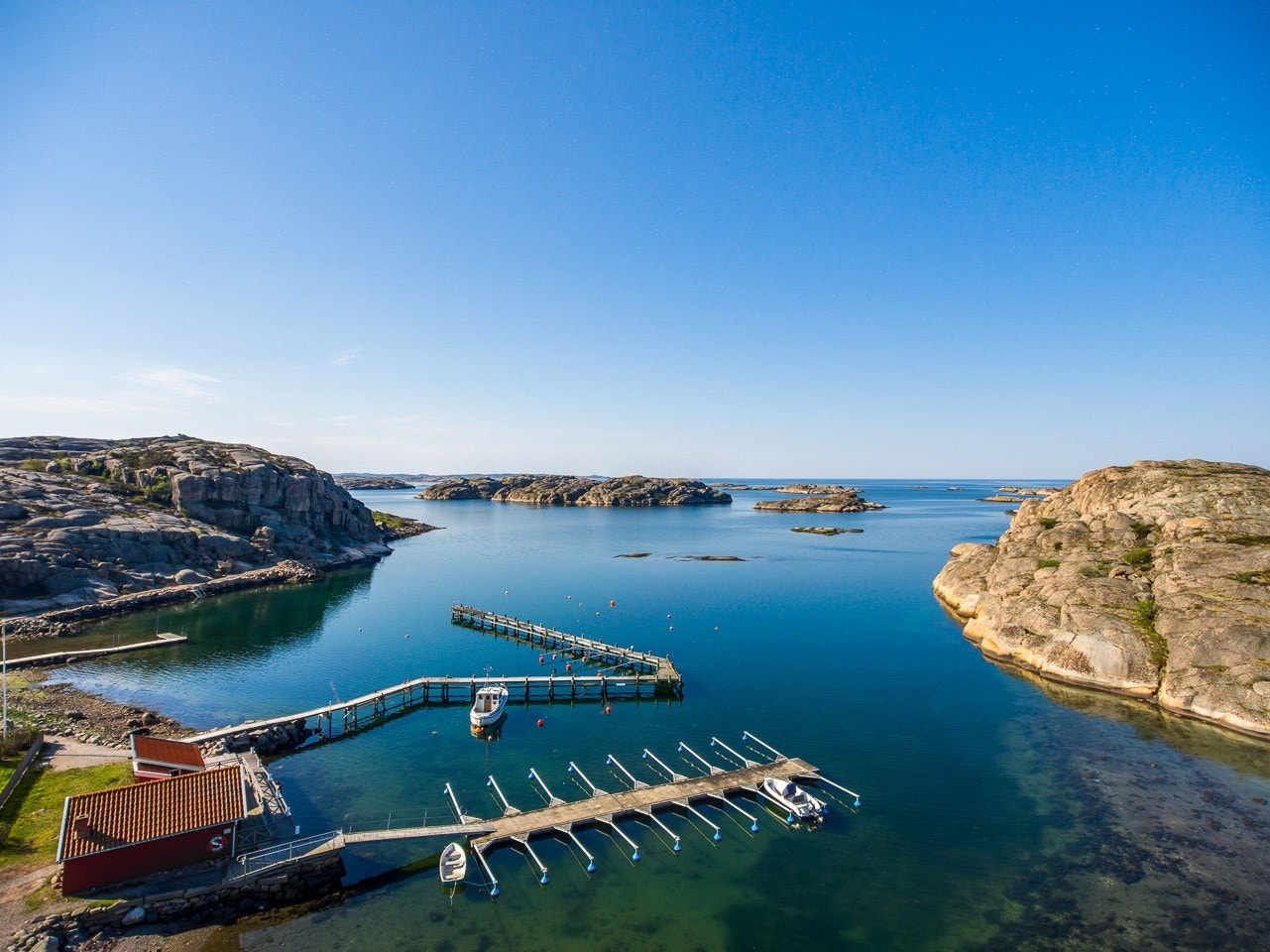 Vill man bada i havet, finns det många ställen att välja på, Heebukten är närmast Galleribilde
