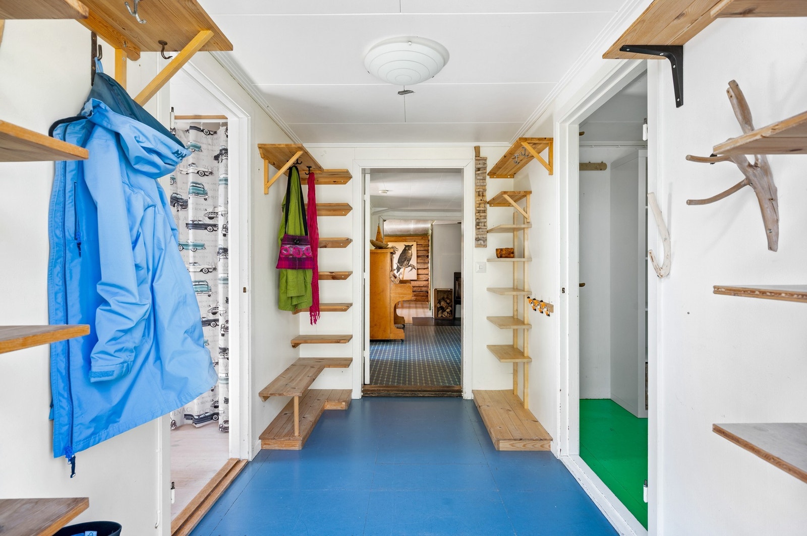 Välkommen in! Sovrum 3 till vänster, förråd till höger Galleribilde